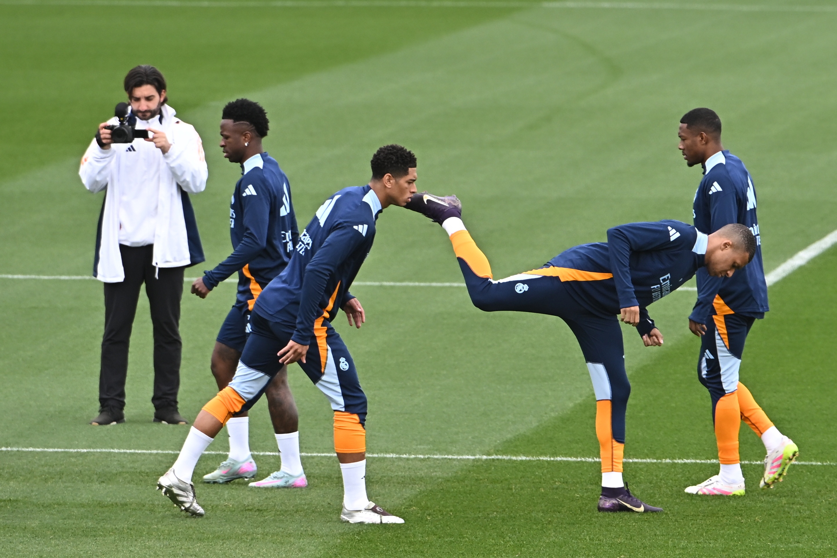 开云app官网-西媒：贝林和姆巴佩分别在伦敦和巴黎接受治疗，周四周五回马德里