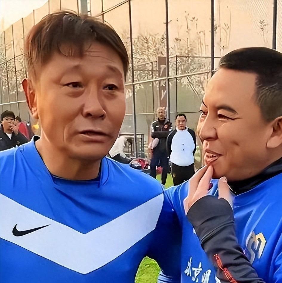 kaiyun.com-前国脚高峰现状：54岁很显老，妻子也是运动员，二儿子和继父更亲